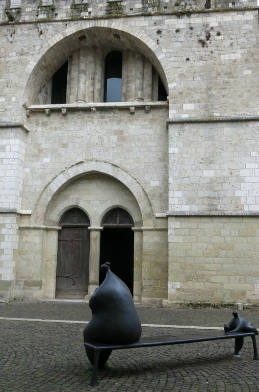 Autre entrée de l'église abbatiale